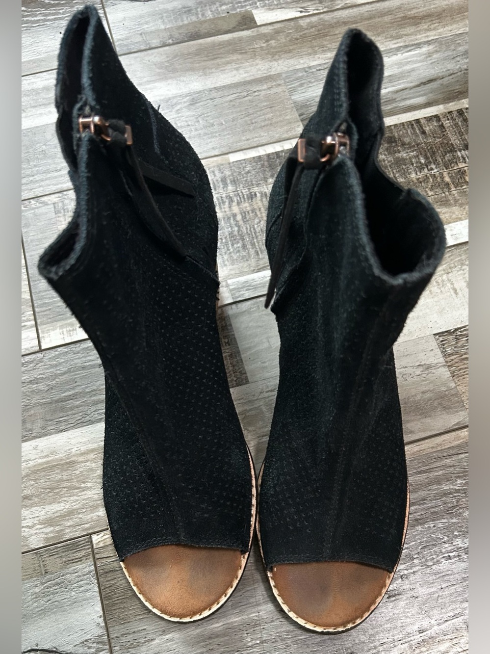 Tom’s Women’s Majorca Perforated Peep Toe Black Suede Bootie Size:8 Block Heel